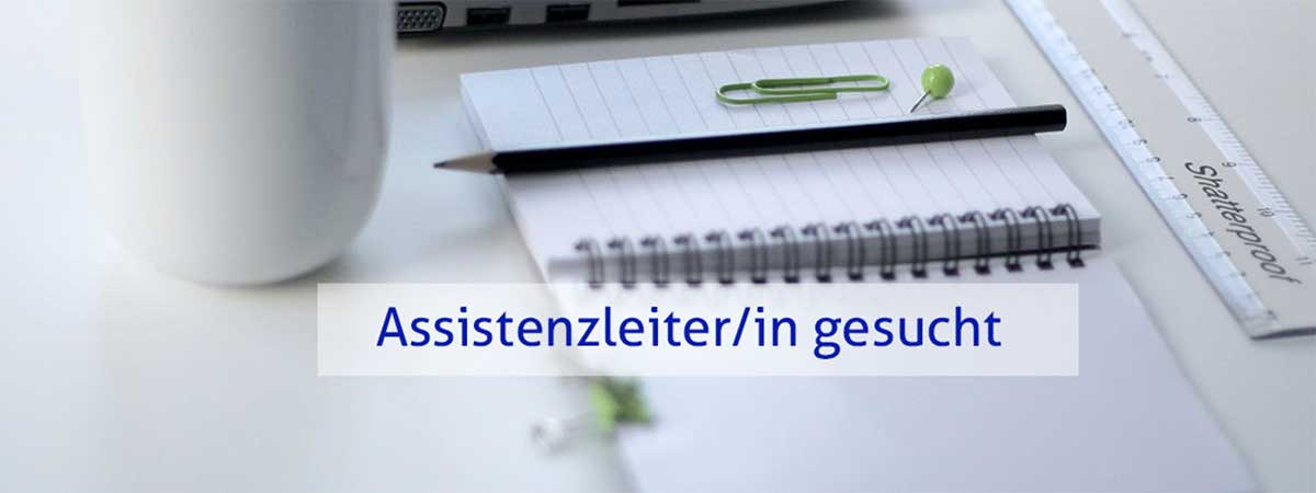 Ambulante-Dienste-eV-Muenster Ein Notizbuch, ein Stift, eine Büroklammer und ein Lineal auf einem Schreibtisch mit einem Laptop. Der Text im Bild lautet „Assistenzleiter/in gesucht“, was auf Deutsch „Assistenzleiter/in gesucht“ bedeutet.